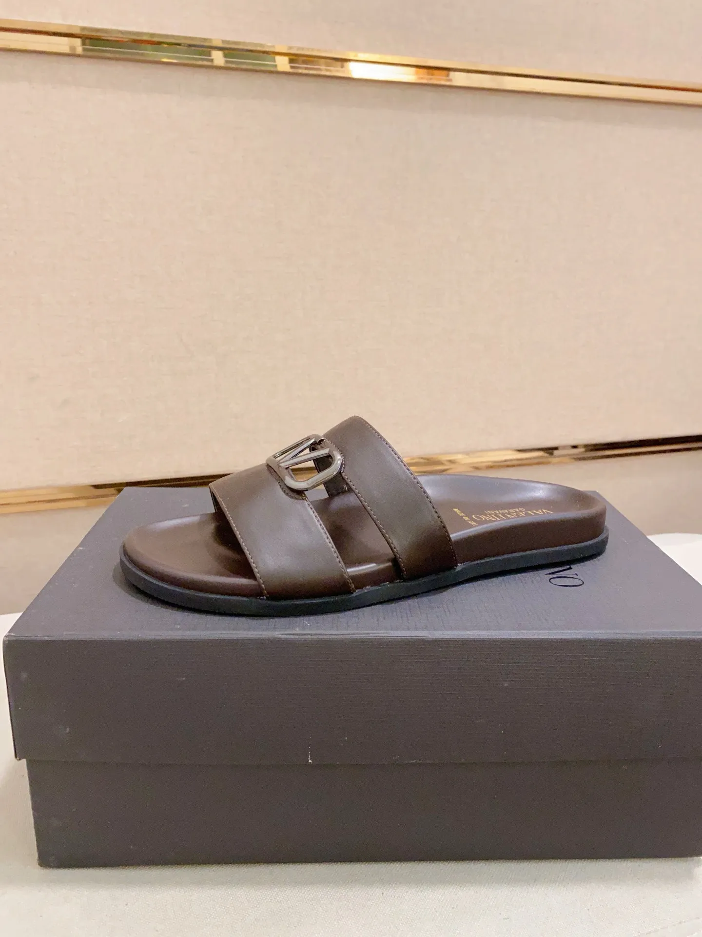 Men's shoes💰: 440💰[Valentino] New men's boutique slippers, counter quality, classic plaid, the actual workmanship is quite complex🔰The uppers are made of imported fabrics➕🐑Sheepskin lining, which tests the craftsman's craftsmanship➕original PU outsole. Size: 38-44 (45 can be customized, non-refundable)
